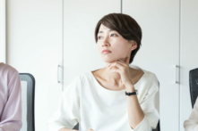 Thế giới là một mớ hỗn độn. Và thật không may, khuynh hướng tiêu cực của chúng ta lại làm cho nó thậm chí còn tồi tệ hơn và kết quả là chúng ta sẽ bị đau khổ cả về tinh thần và thể chất. (Ảnh: metamorworks/Shutterstock)