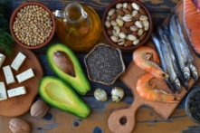 Nghiên cứu ủng hộ việc tăng tiêu thụ các loại cá béo như cá hồi hoặc bổ sung dầu cá omega-3, coi đây là một chiến lược nhằm giảm những rủi ro tiềm ẩn của COVID-19. (Ảnh: Oksana_slepko/shutterstock)