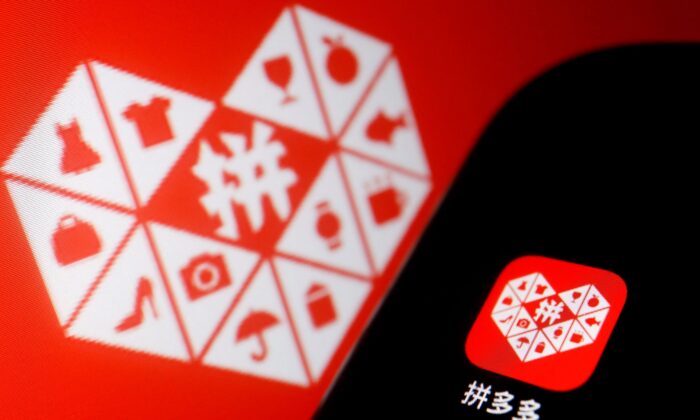 Trong bức ảnh minh họa này, logo của nền tảng thương mại điện tử Trung Quốc Pinduoduo Inc. được hiển thị bên cạnh một chiếc điện thoại di động, được chụp vào ngày 22/03/2022. (Ảnh: Florence Lo/Illustration/Reuters)