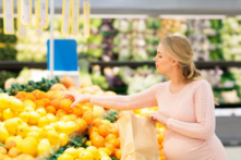 Một thai phụ mua cam tại cửa hàng tạp hóa. (Ảnh: Shutterstock)