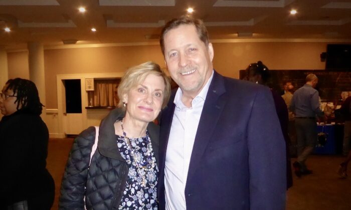 Ông Todd Hewey và bà Jill Horton thưởng thức chương trình Nghệ thuật Biểu diễn Shen Yun tại Nhà hát Belk ở Trung tâm Nghệ thuật Biểu diễn Blumenthal, Charlotte hôm 04/03/2023. (Ảnh: Frank Liang/The Epoch Times)