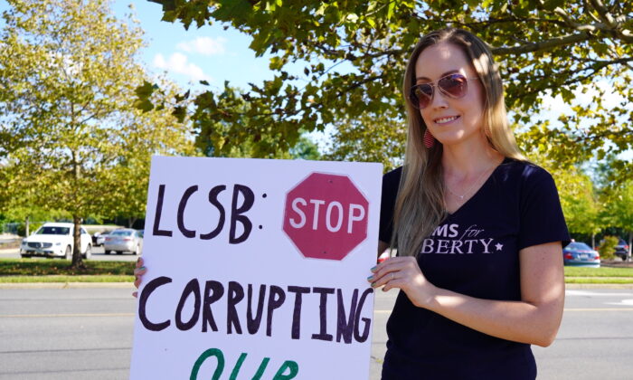 Một người mẹ đến từ Quận Loudoun, bà Meggan Jenkins, một thành viên của tổ chức quyền của các bậc cha mẹ Những Người Mẹ vì Tự Do (Moms for Liberty), tại một cuộc tập hợp bên ngoài tòa nhà hành chính của Trường Công lập Quận Loudoun (LCPS) ở Ashburn, Virginia, hôm 13/09/2022. (Ảnh: Terri Wu/The Epoch Times)