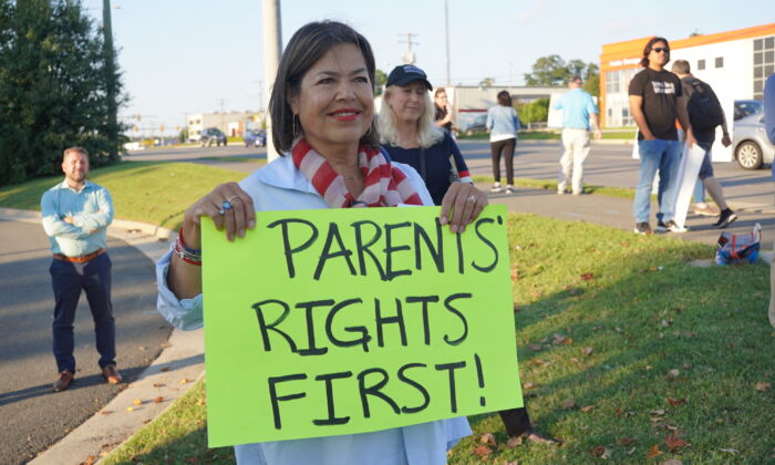 Bà Lin-Dai Kendall, cư dân Quận Fairfax, biểu tình tại một cuộc tập hợp bên ngoài Trường Trung học Cơ sở Luther Jackson trước một cuộc họp hội đồng Các Trường Công lập Quận Fairfax ở Falls Church, Virginia, vào ngày 15/09/2022. (Ảnh: Terri Wu/The Epoch Times)