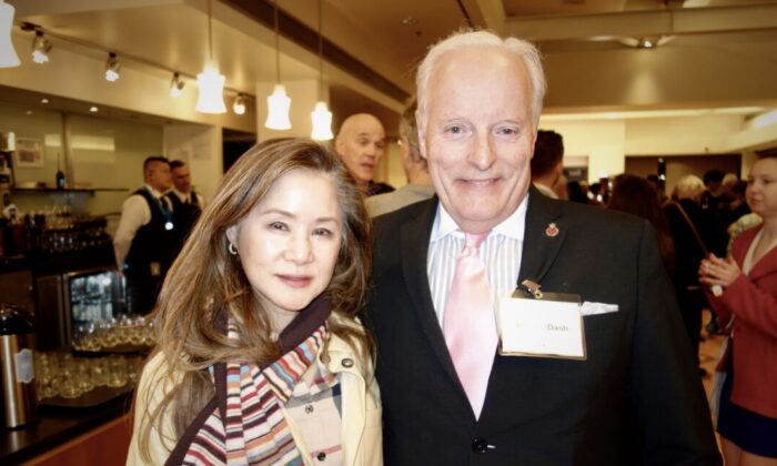 Ông Martin Dash cùng phu nhân Margaret Lin, thưởng thức Nghệ thuật biểu diễn Shen Yun tại Nhà hát Nữ hoàng Elizabeth, Vancouver, Canada tối hôm 21/03/2023. (Ảnh: Lily Yu/The Epoch Times)