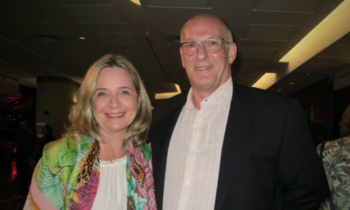 Bà Karen Kirchhoff và ông João Alberto Lisot thưởng thức Shen Yun ở São Paulo, Brazil hôm 17/03/2023. (Ảnh: Mary Mann/The Epoch Times)