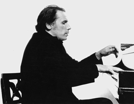 Nghệ sĩ dương cầm Glenn Gould bên phím đàn. Bản thu âm “Biến tấu Goldberg” của ông đã đặt định ra chuẩn mực cho các buổi biểu diễn khác của tác phẩm này. (Ảnh: Tài sản công)