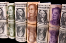 Các tờ tiền nhân dân tệ của Trung Quốc và đồng dollar Mỹ trong một hình minh họa được chụp hôm 10/02/2020. (Ảnh: Dado Ruvic/Illustration/Reuters)