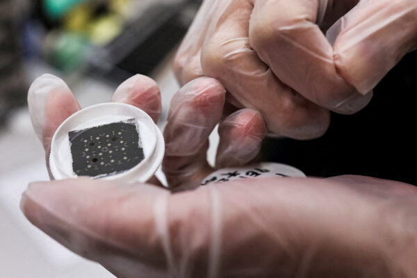 Một kỹ sư cầm một vi mạch bán dẫn tại Viện Nghiên cứu Chất bán dẫn Đài Loan ở Tân Trúc, Đài Loan, vào ngày 11/02/2022. (Ảnh: Ann Wang/Reuters)