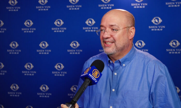 Ông Jorge Cordenonsi, Giám đốc Công nghệ thông tin của GRSA và thành viên Hội đồng quản trị của CIONET— Cộng đồng các Nhà lãnh đạo Kỹ thuật số lớn nhất Châu u và Châu Mỹ Latin — đã thưởng lãm Shen Yun tại Nhà hát Bradesco ở São Paulo, Brazil hôm 21/03/2023. (Ảnh: NTD)