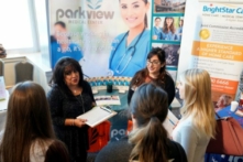 Những người tìm việc lắng nghe một nhà tuyển dụng tại hội chợ việc làm của Hiệp hội Bệnh viện Colorado ở Denver, Colorado, vào ngày 04/10/2017. (Ảnh: Rick Wilking/Reuters/Ảnh tư liệu)