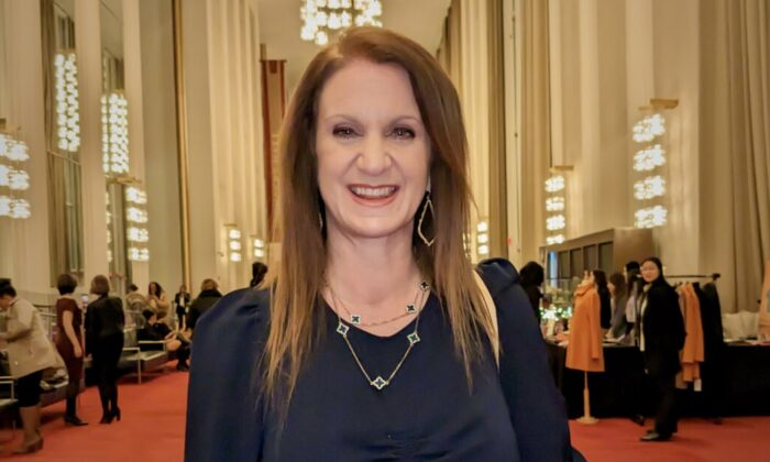 Bà Patti Menders, viên chức liên lạc cộng đồng của Tổng chưởng lý tiểu bang Virginia Jason Miyares, thưởng thức Nghệ thuật Biểu diễn Shen Yun tại Nhà hát Opera Trung tâm Kennedy, hôm 27/01/2023. (Ảnh: Lisa Fan/The Epoch Times)