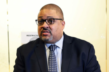 Biện lý Quận Manhattan Alvin Bragg trình bày tại một cuộc họp báo sau phiên xử tuyên án Tập đoàn Trump Organization tại Tòa án Tối cao New York ở New York hôm 13/01/2023. (Ảnh: Michael M. Santiago/Getty Images)