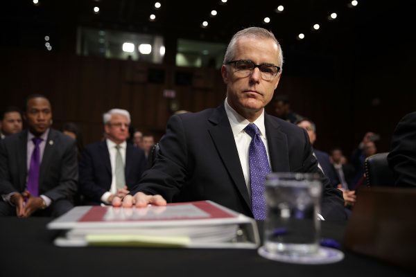 Cựu quan chức FBI Andrew McCabe chờ bắt đầu một phiên điều trần trước Ủy ban Tình báo Thượng viện cùng với những lãnh đạo khác của các cơ quan tình báo Hoa Kỳ tại Tòa nhà Văn phòng Thượng viện Hart ở Capitol Hill ở Hoa Thịnh Đốn vào ngày 11/05/2017. (Ảnh: Alex Wong/Getty Images)