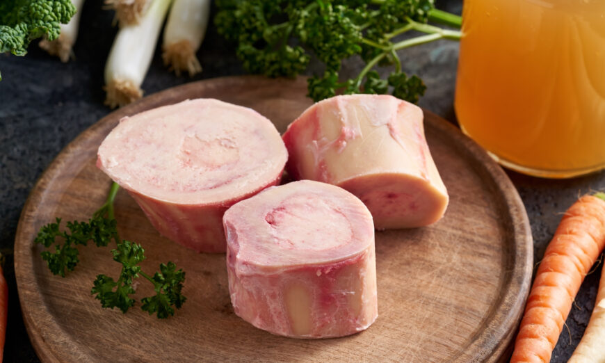 Nước hầm thịt từ xương tủy bò và rau tươi là một thành phần chính trong cách ăn GAPS. (Ảnh: Madeleine Steinbach/Shutterstock)