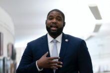 Dân biểu Byron Donalds (Cộng Hòa-Florida) nói chuyện khi đi bộ qua Đường hầm Canon đến Điện Capitol Hoa Kỳ ở Hoa Thịnh Đốn, vào ngày 12/01/2021. (Ảnh: Stefani Reynolds/Getty Images)