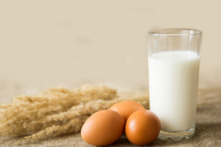 Ăn thực phẩm giàu vitamin C và vitamin D trong khi bổ sung calcium giúp calcium hấp thu tốt hơn. (Ảnh: Alexander Dubrovsky/Shutterstock)