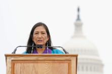 Bộ trưởng Nội vụ Deb Haaland đưa ra những nhận xét tại một sự kiện kỷ niệm việc bàn giao Cột Vật tổ Red Road cho Chính phủ Tổng thống Biden vào ngày 29/07/2021 tại Thủ đô Hoa Thịnh Đốn. Cột Vật tổ Red Road được chạm khắc bởi House of Tears Carvers of the Lummi Nation và được giao trong buổi lễ chào mừng tại National Mall vào ngày 29/07/2021 tại Thủ đô Hoa Thịnh Đốn. House of Tears Carvers of the Lummi Nation đã vận chuyển cột vật tổ này từ tiểu bang Washington đến Thủ đô Hoa Thịnh Đốn. (Ảnh của Nữ bá tước Jemal/Getty Images dành cho Liên minh Các nhà tổ chức Bản địa)