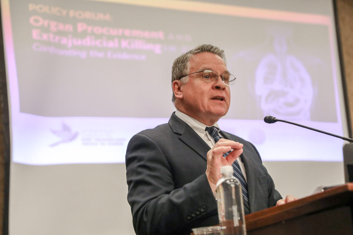 Dân biểu Chris Smith (Cộng Hòa–New Jersey) tại Diễn đàn Chính sách về Thu mua Nội tạng và Tử hình Không qua Xét xử ở Trung Quốc, tại Capitol Hill vào ngày 10/03/2020. (Ảnh: Samira Bouaou/The Epoch Times)