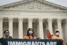 Những người nhận DACA cùng những người ủng hộ họ biểu tình bên ngoài Tối cao Pháp viện ở Hoa Thịnh Đốn vào ngày 18/06/2020. (Ảnh: Drew Angerer/Getty Images)