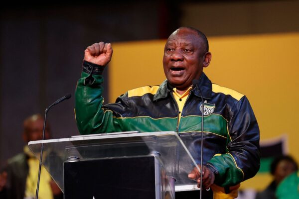 Tổng thống Nam Phi Cyril Ramaphosa ra cử chỉ khi ông nói trước các nghị sĩ Quốc hội Phi Châu (ANC) tại Trung tâm Giải trí Quốc gia ở Johannesburg, hôm 29/07/2022, trong ngày đầu tiên của Hội nghị Chính sách Quốc gia của đảng. (Ảnh: Phill Magakoe/AFP qua Getty Images)