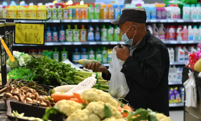 Một khách hàng mua rau tại một siêu thị ở Phụ Dương, phía đông tỉnh An Huy của Trung Quốc, hôm 14/10/2022. (Ảnh: STR/AFP/Getty Images)