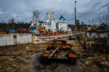 Một chiếc xe tăng T-72 của Nga bị hư hại được nhìn thấy gần Nhà thờ Pokrovy Presvyatoyi Bohorodytsi ở thành phố Svyatohirs'k, vùng Donetsk, giữa lúc Nga xâm lược Ukraine, hôm 01/03/2023. (Ảnh: Ihor Tkachov/AFP qua Getty Images)