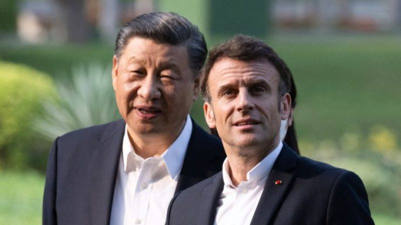 Tổng thống Pháp Emmanuel Macron (phải) nảy sinh những ý tưởng kỳ quặc gây chia rẽ sau khi đến thăm lãnh đạo Trung Quốc Tập Cận Bình (trái). Bức ảnh được chụp khi cả hai nhà lãnh đạo đang đi dạo trong khu vườn của dinh tỉnh trưởng Quảng Đông, hôm 07/04/2023. (Ảnh: Jacques Witt/Pool/AFP qua Getty Images)