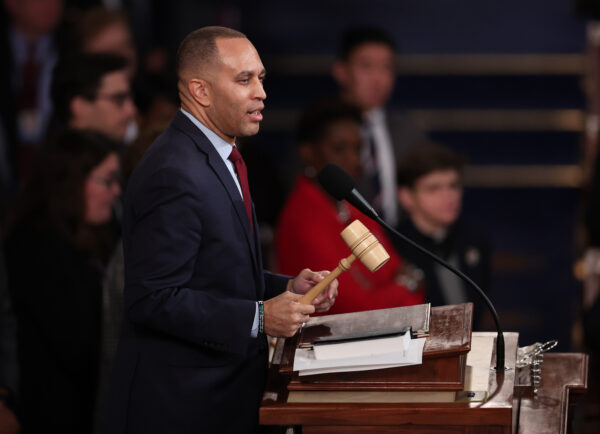 Lãnh đạo Đảng Dân Chủ tại Hạ viện Hakeem Jeffries (Dân Chủ-New York) đưa ra nhận xét sau khi Lãnh đạo Đảng Cộng Hòa tại Hạ viện Kevin McCarthy (Cộng Hòa-California) được bầu làm Chủ tịch Hạ viện trong phòng Hạ viện tại Tòa nhà Quốc hội, ở Hoa Thịnh Đốn hôm 07/01/2023. (Ảnh: Win McNamee/Getty Images)