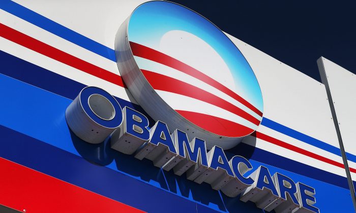 Một biểu tượng của Obamacare tại văn phòng công ty Bảo hiểm UniVista ở Miami vào ngày 15/12/2015. (Ảnh: Joe Raedle/Getty Images)