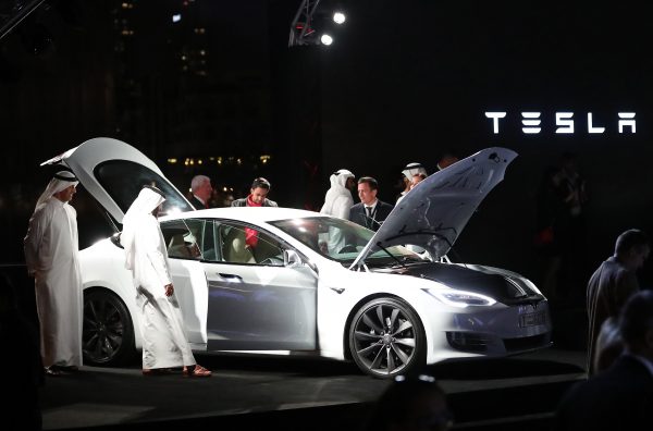 Người dân Tiểu Vương Quốc Ả Rập kiểm tra một chiếc xe do nhà sản xuất xe hơi điện Tesla sản xuất trong một buổi lễ ở Dubai, hôm 13/02/2017.