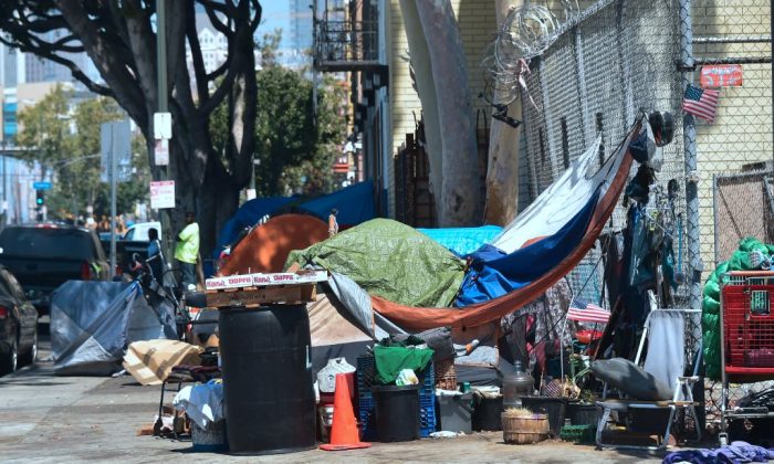 Khu Skid Row ở trung tâm thành phố Los Angeles, California vào ngày 20/06/2017. Một đợt bùng phát bệnh Viêm gan A giữa những người vô gia cư và những người sử dụng ma túy bất hợp pháp ở California đã cướp đi sinh mạng của 17 người và khiến hàng trăm người bị nhiễm bệnh. (Ảnh: Frederic J. Brown/AFP/Getty Images)