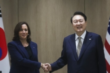 Phó Tổng thống Hoa Kỳ Kamala Harris (bên trái) và Tổng thống Nam Hàn Yoon Suk Yeol chụp ảnh chung khi họ tổ chức cuộc gặp song phương tại Seoul, Nam Hàn, vào ngày 29/09/2022. (Ảnh: Leah Millis/Pool Photo qua AP)