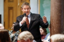 Thượng nghị sĩ tiểu bang Jeff Yarbro tranh luận về một đề nghị cho phép các cơ quan nhận con nuôi dựa trên đức tin từ chối giao con cho các cặp đồng giới vì niềm tin tôn giáo của họ, ở Nashville, Tennessee, ngày 14/01/2020. (Ảnh: Mark Humphrey/AP Photo)