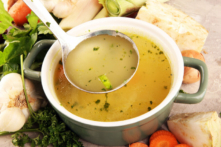 Canh hầm xương có công dụng trị liệu như thế nào? (Ảnh: Shutterstock)