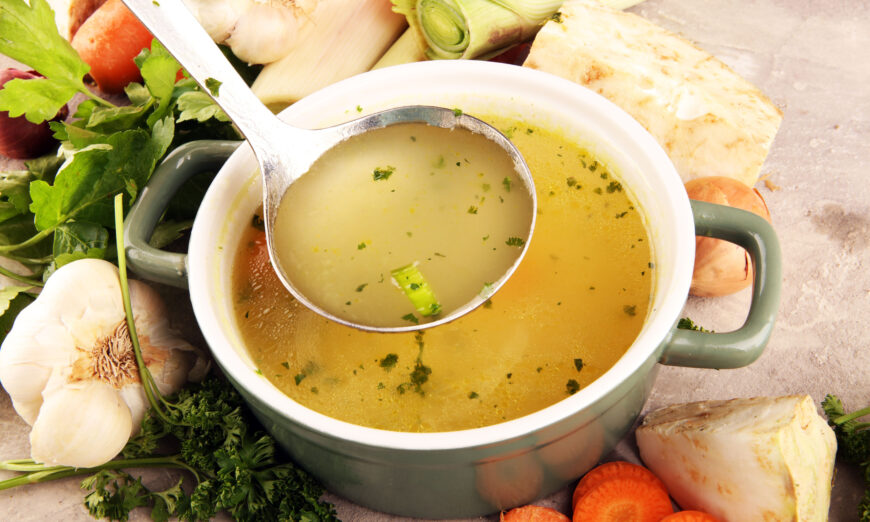 Canh hầm xương có công dụng trị liệu như thế nào? (Ảnh: Shutterstock)