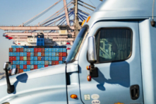 Một chiếc xe tải sơ mi rơ moóc đến bến cảng Long Beach vào ngày 14/10/2021. (Ảnh: John Fredricks/The Epoch Times)