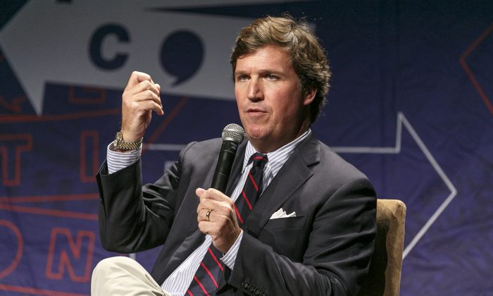 Ông Tucker Carlson nói chuyện trên sân khấu trong hội nghị Politicon 2018 tại Trung tâm Hội nghị Los Angeles ở Los Angeles, California, vào ngày 21/10/2018. (Ảnh: Rich Polk/Getty Images cho Politicon)