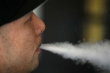 Một người đàn ông đang nhả khói thuốc lá điện tử ở Nam San Francisco, California, vào ngày 23/01/2018. (Ảnh: Justin Sullivan/Getty Images)