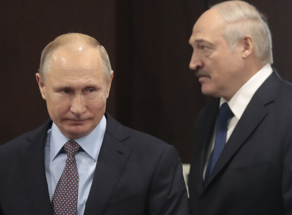 Tổng thống Nga Vladimir Putin và Tổng thống Belarus Alexander Lukashenko gặp nhau tại khu nghỉ dưỡng Black Sea của Sochi, Nga, vào ngày 15/02/2019. (Ảnh: Sergei Chirikov/AP Photo)