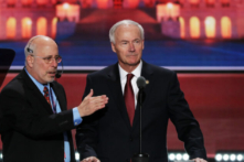 Thống đốc tiểu bang Arkansas Asa Hutchinson đứng trên sân khấu trước khi bắt đầu ngày thứ hai của Hội nghị Toàn quốc của Đảng Cộng Hòa tại Quicken Loans Arena ở Cleveland, Ohio, vào ngày 19/07/2016. (Ảnh: Alex Wong/Getty Images)