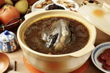 Bốn công thức nấu canh gà không những mang lại hương vị thơm ngon cho gia đình mà còn có công dụng chống bạc tóc và dưỡng khí huyết.