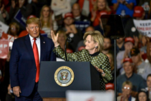 Thượng nghị sĩ Mississippi ủng hộ ông Trump vào đêm trước phiên buộc tội