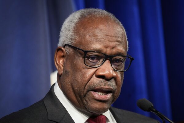Thẩm phán Tối cao Pháp viện Clarence Thomas nói trong một sự kiện ở Hoa Thịnh Đốn vào ngày 21/10/2021. (Ảnh: Drew Angerer/Getty Images)