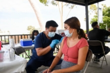 Một sinh viên đại học chích vaccine COVID-19 tại Đại học Tiểu bang California–Long Beach ở Long Beach, California, vào ngày 11/08/2021. (Ảnh: Patrick T. Fallon/AFP qua Getty Images)