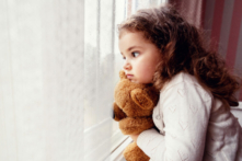 Cách ly vật lý và tinh thần thực sự có hại cho trẻ trong kỷ nguyên Covid (Ảnh: Sondem/Shutterstock)