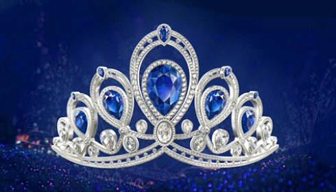 Vương miện “Miss NTD” dùng những đường nét thanh thoát mềm mại, phác họa hình ảnh chiếc lông phượng thanh nhã và xinh đẹp, khiến cho người ta liên tưởng đến tư thế uyển chuyển kiêu sa khi Phượng Hoàng xuất hiện. (Hình ảnh: Do Ban tổ chức cuộc thi cung cấp)