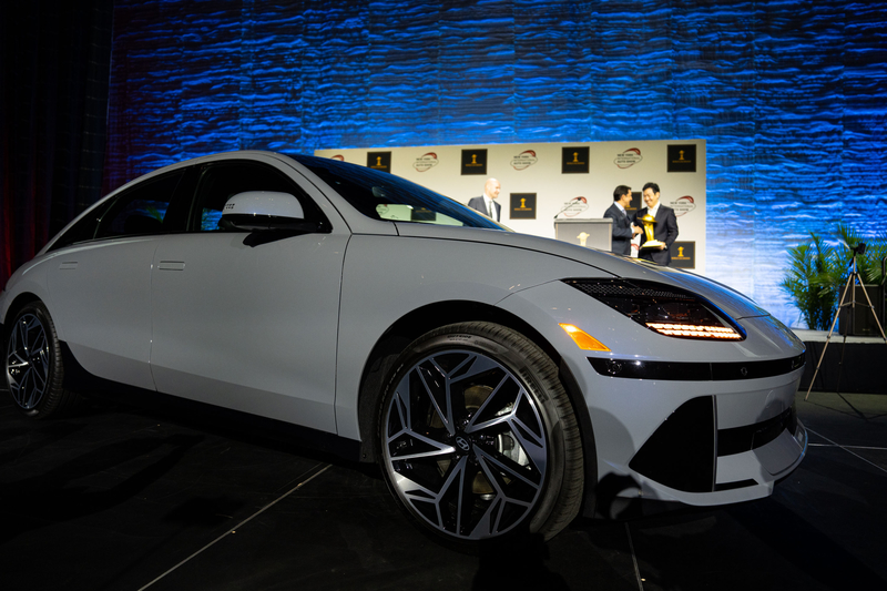 Giải thưởng Chiếc xe của năm (World Car of the Year) đã thuộc về Hyundai IONIQ6 của Hàn Quốc. (Ảnh: Đới Binh / Epoch Times)