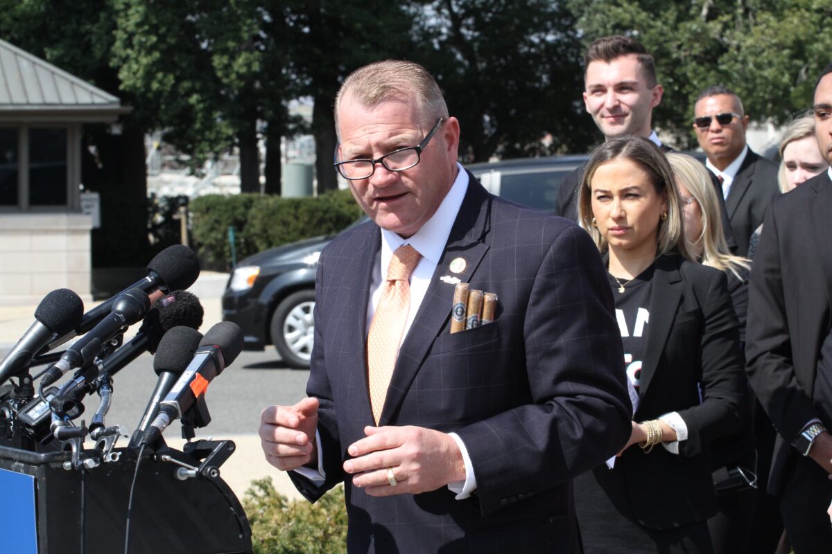 Dân biểu Troy Nehls (Cộng Hòa-Texas) (ở giữa) đã lên tiếng phản đối TikTok tại Capitol Hill ở Hoa Thịnh Đốn hôm 23/03/2023. (Ảnh: Richard Moore/The Epoch Times)