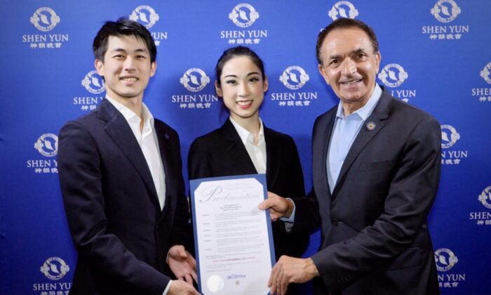 Ông Dean Trantalis, Thị trưởng thành phố Fort Lauderdale, nghênh đón Đoàn Nghệ thuật Biểu diễn Shen Yun đến thành phố tại Trung tâm Nghệ thuật Biểu diễn Broward hôm 22/03/2023. (Ảnh: NTD)