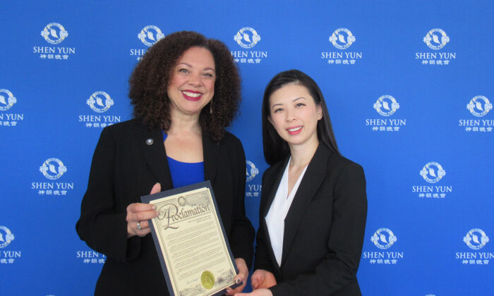 Thị trưởng nghênh đón Shen Yun, nói thành phố thật may mắn ‘khi có thể xem một chương trình tuyệt vời đến vậy’